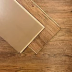 Piso Flotante Frigg Vision Nogal 8 mm HDF Simil Madera Alto Tránsito Click 2.71 m² Caja - Imagen 3