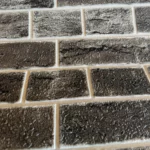 Placa 3D Autoadhesiva Classical Brick Plomo Revestimiento Lifewall 70x70 cm Pack x10 - Imagen 3